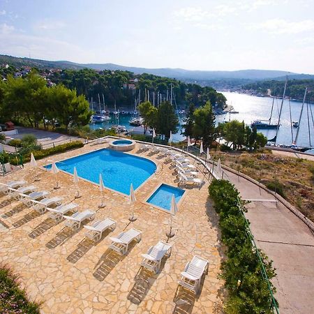 Apartment Milna - With Swimming Pool & Amazing Seaviews, Above Bijaka Beach Exterior photo