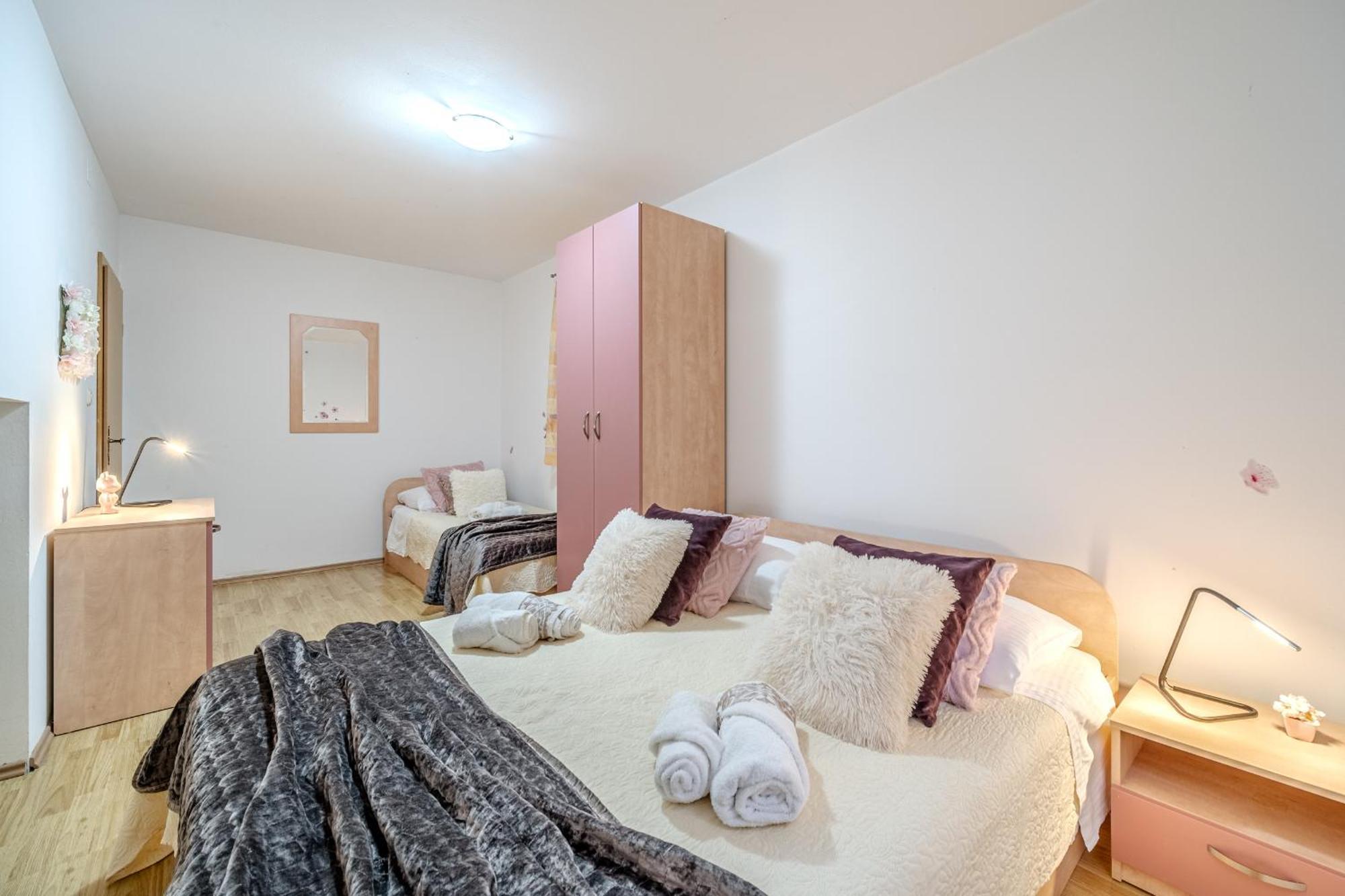 Apartment Milna - With Swimming Pool & Amazing Seaviews, Above Bijaka Beach Exterior photo