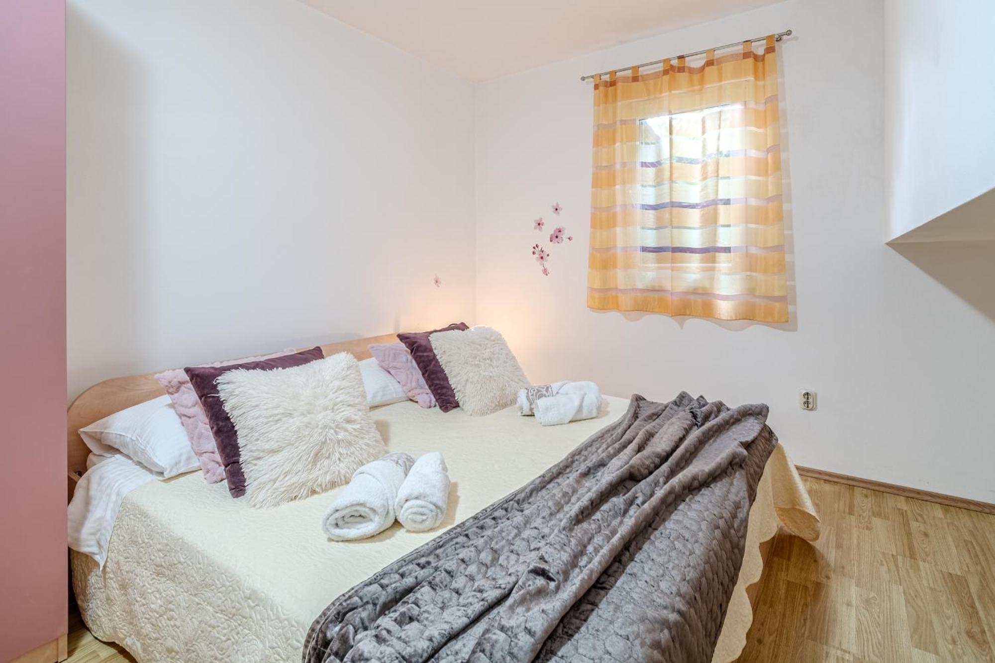 Apartment Milna - With Swimming Pool & Amazing Seaviews, Above Bijaka Beach Exterior photo