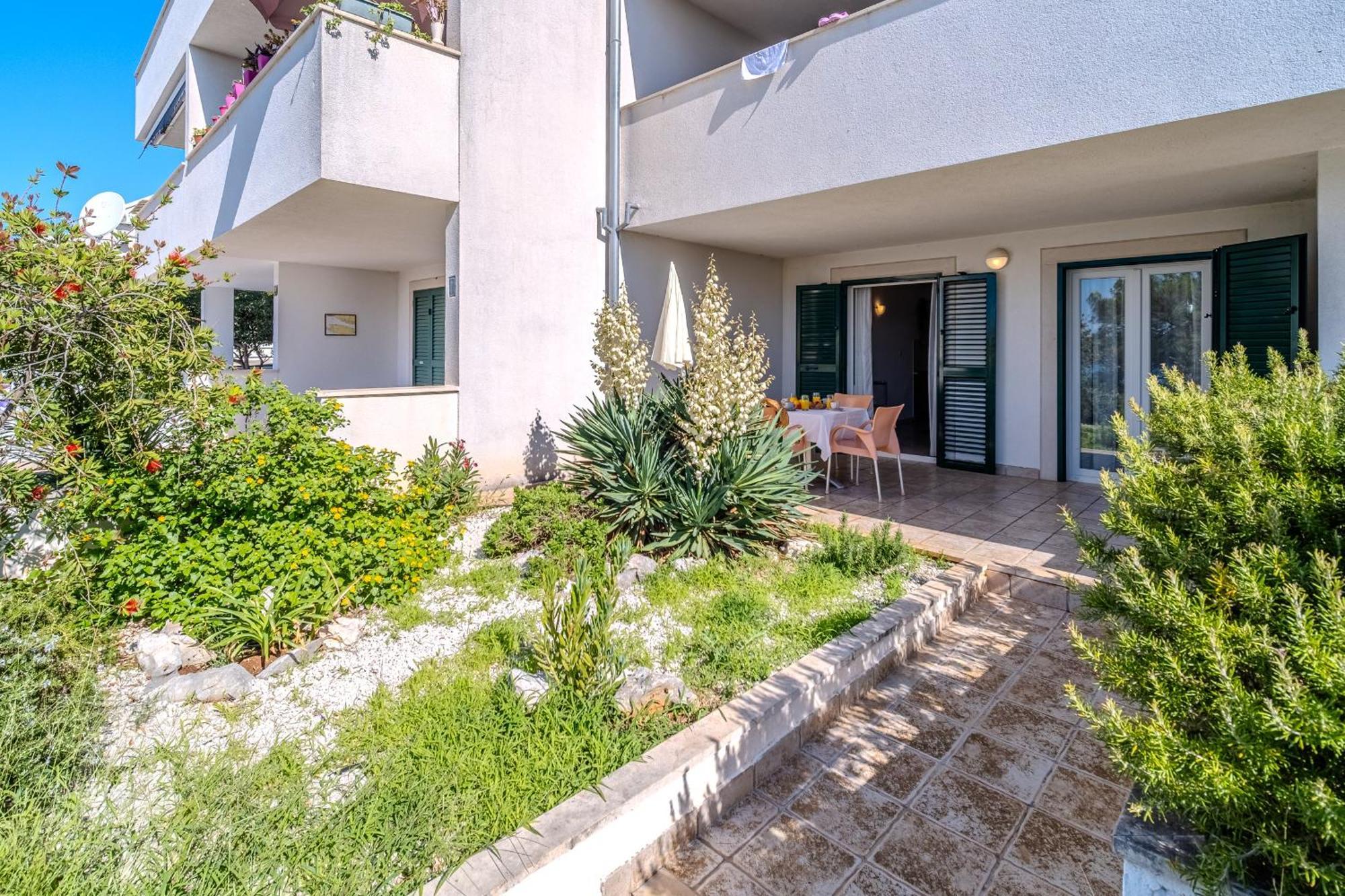 Apartment Milna - With Swimming Pool & Amazing Seaviews, Above Bijaka Beach Exterior photo