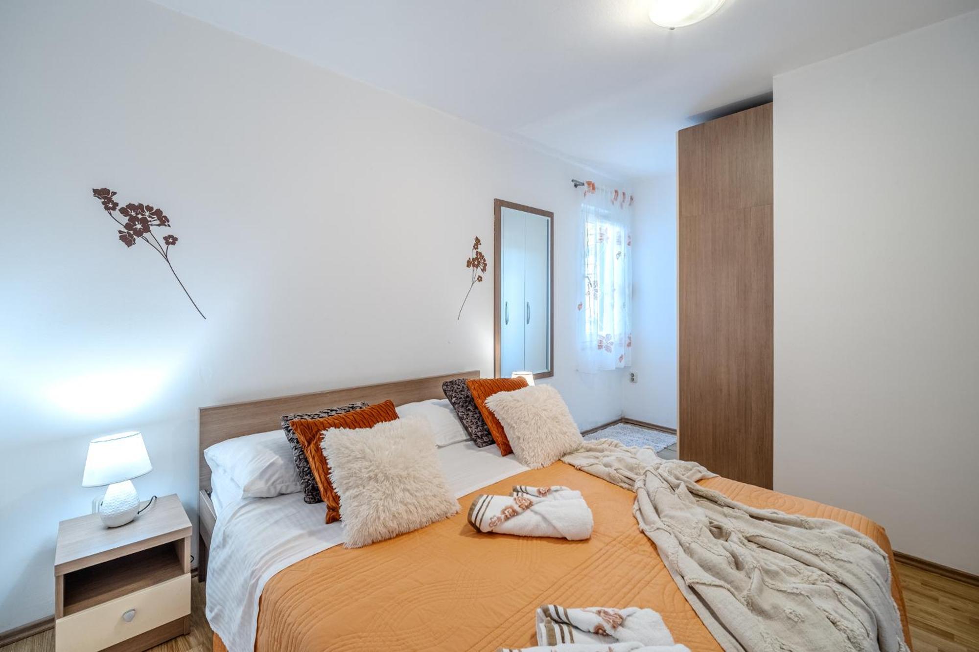 Apartment Milna - With Swimming Pool & Amazing Seaviews, Above Bijaka Beach Exterior photo