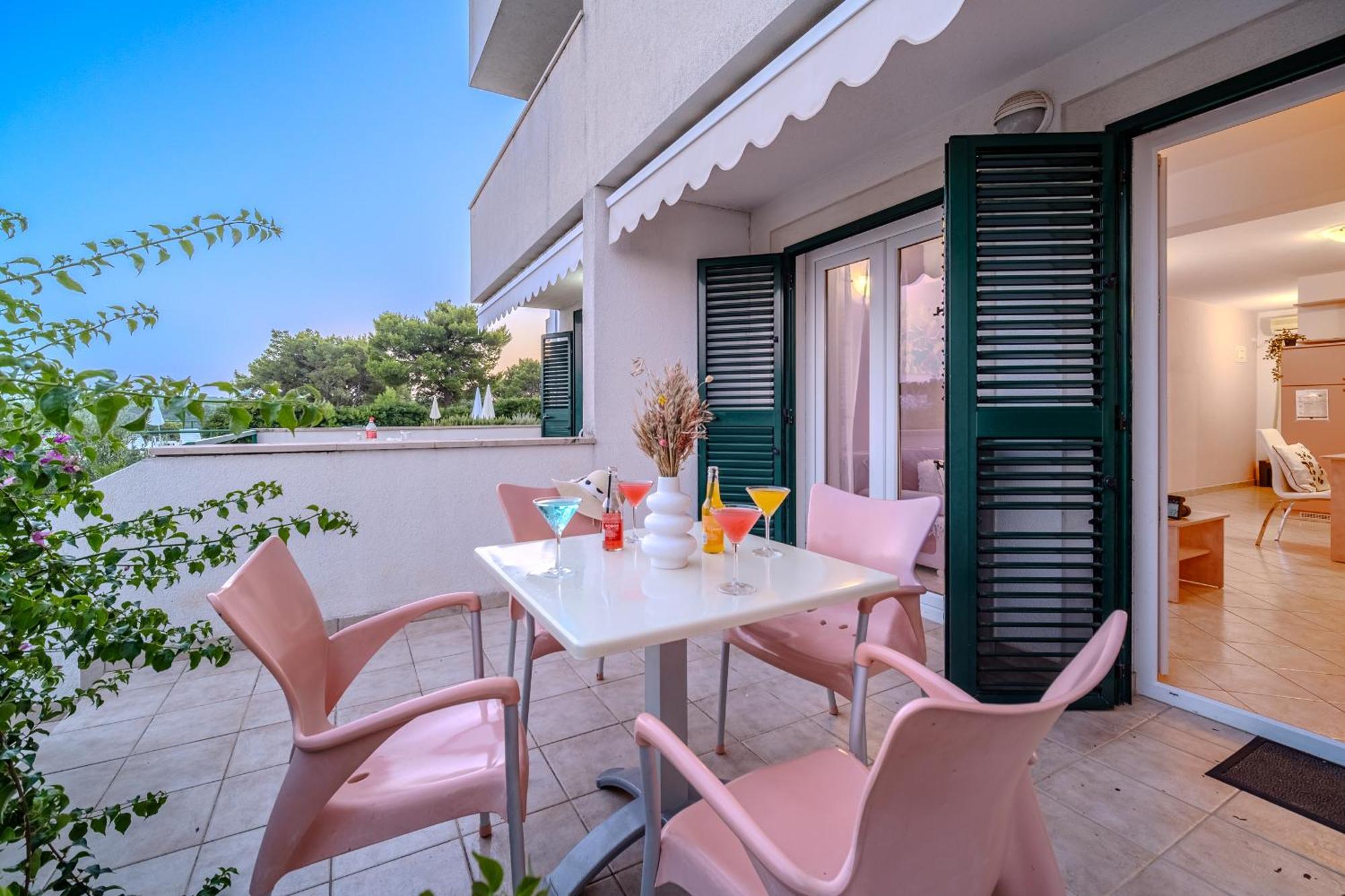Apartment Milna - With Swimming Pool & Amazing Seaviews, Above Bijaka Beach Exterior photo