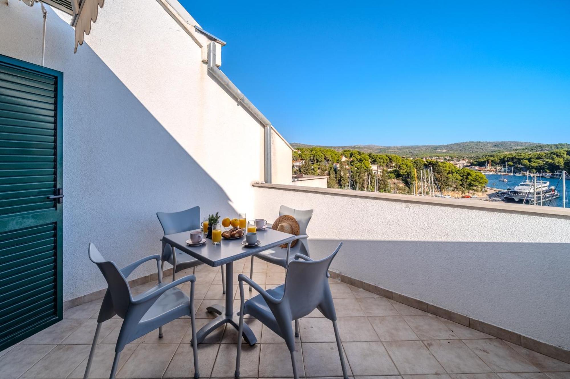 Apartment Milna - With Swimming Pool & Amazing Seaviews, Above Bijaka Beach Exterior photo