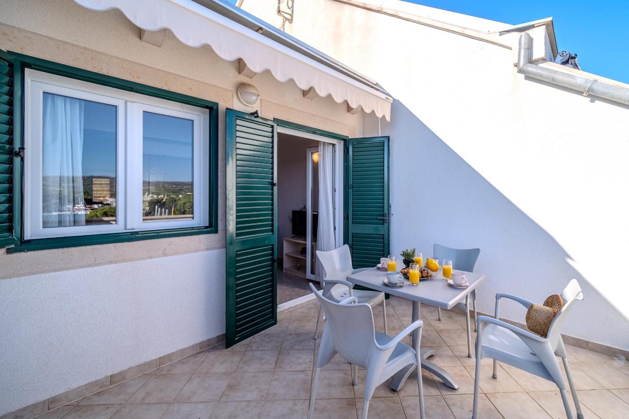 Apartment Milna - With Swimming Pool & Amazing Seaviews, Above Bijaka Beach Exterior photo