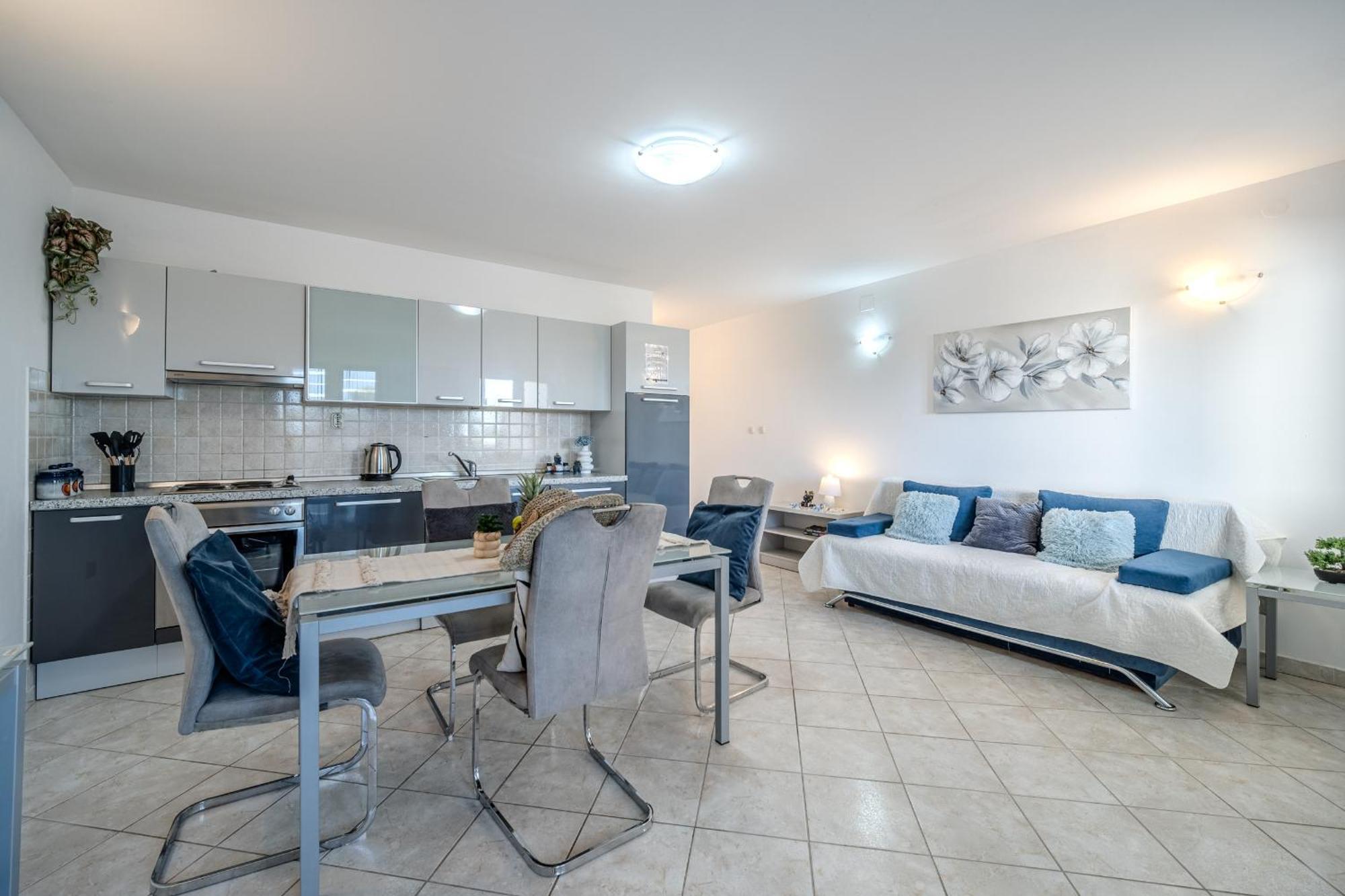 Apartment Milna - With Swimming Pool & Amazing Seaviews, Above Bijaka Beach Exterior photo