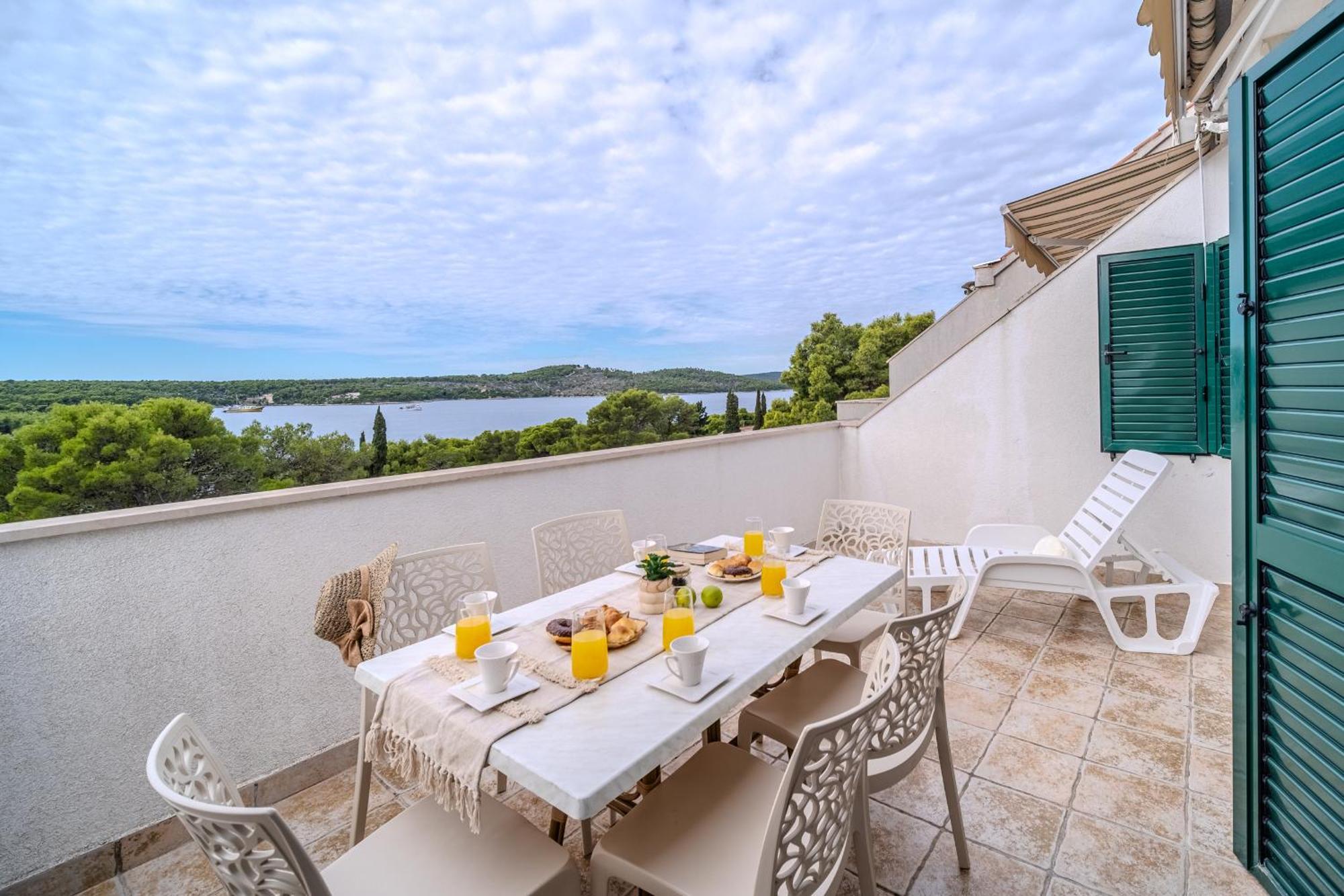 Apartment Milna - With Swimming Pool & Amazing Seaviews, Above Bijaka Beach Exterior photo