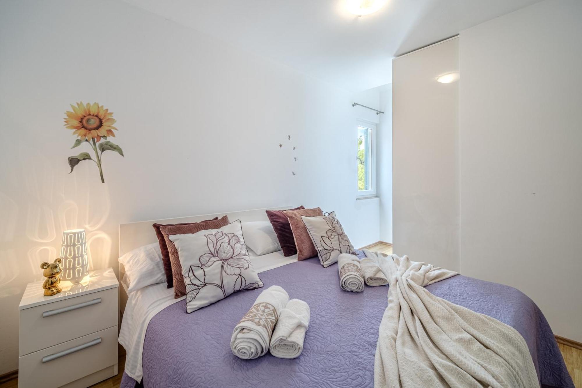 Apartment Milna - With Swimming Pool & Amazing Seaviews, Above Bijaka Beach Exterior photo