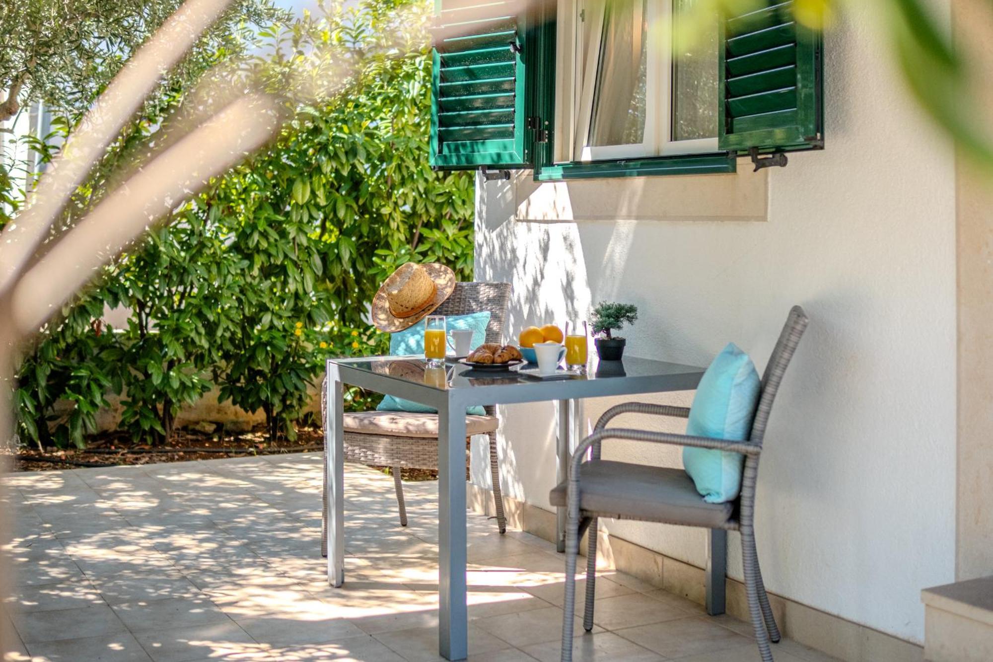 Apartment Milna - With Swimming Pool & Amazing Seaviews, Above Bijaka Beach Exterior photo