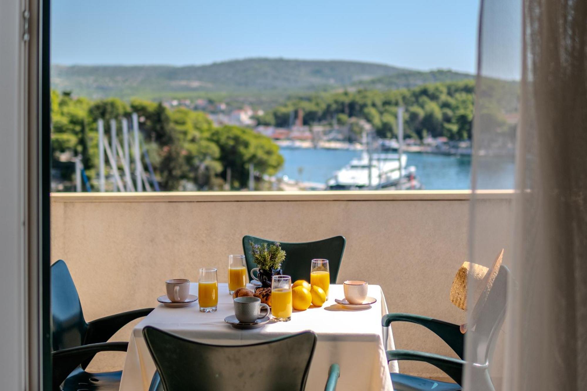 Apartment Milna - With Swimming Pool & Amazing Seaviews, Above Bijaka Beach Exterior photo