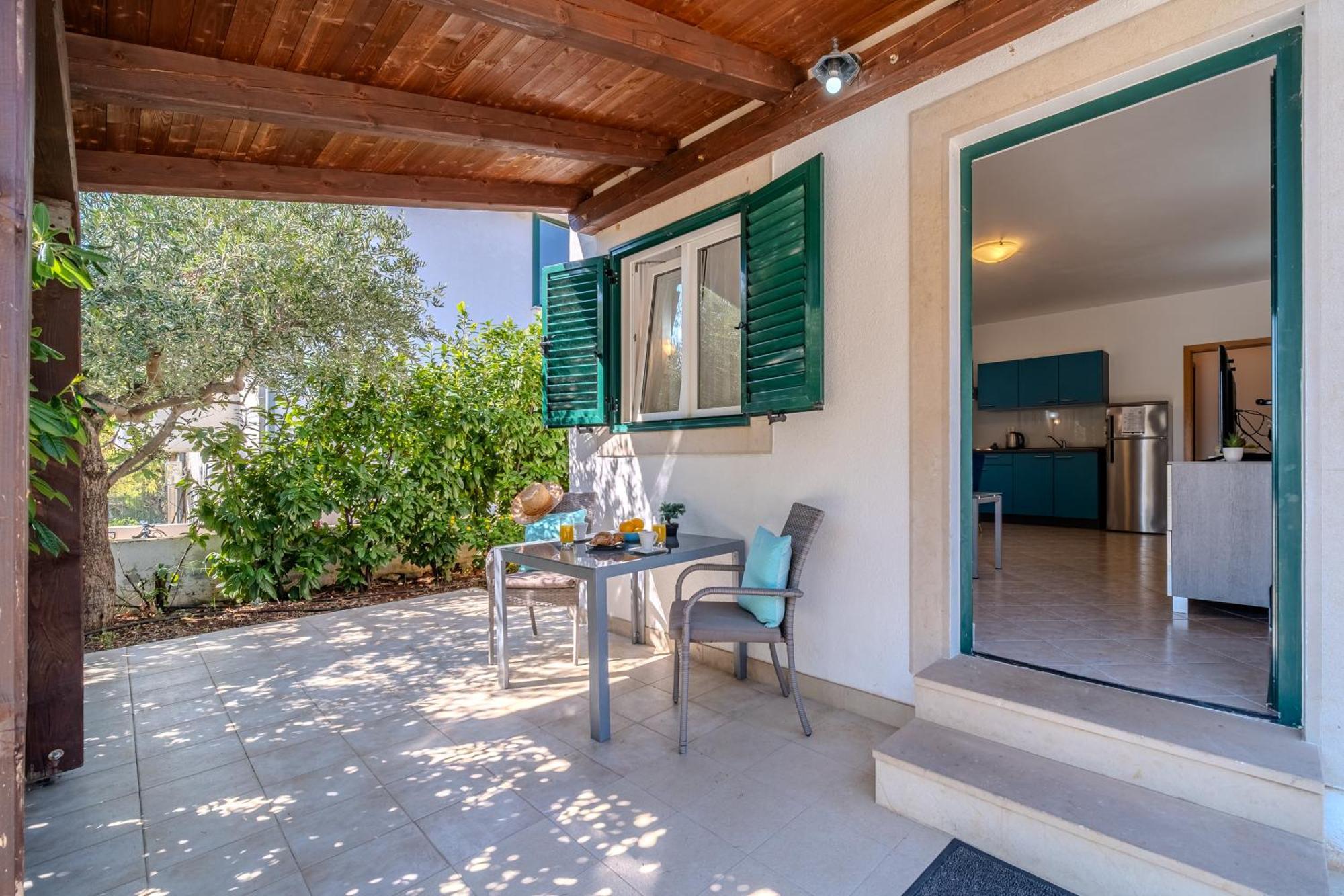 Apartment Milna - With Swimming Pool & Amazing Seaviews, Above Bijaka Beach Exterior photo
