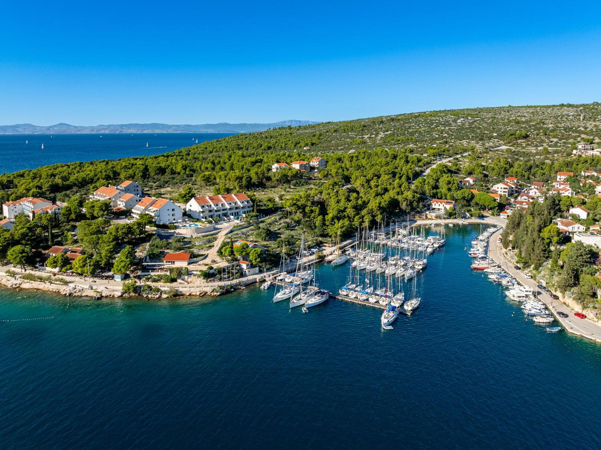 Apartment Milna - With Swimming Pool & Amazing Seaviews, Above Bijaka Beach Exterior photo