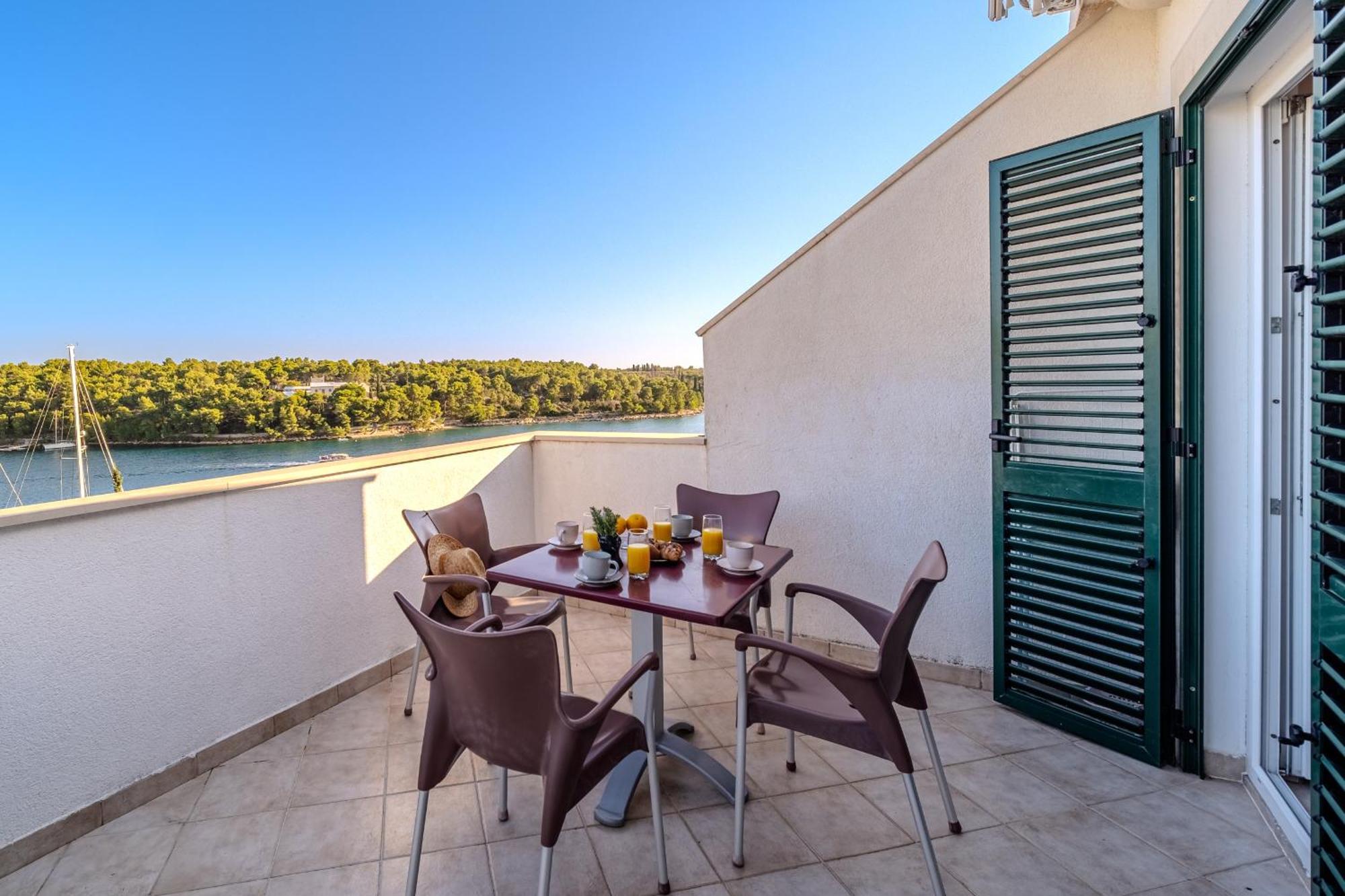 Apartment Milna - With Swimming Pool & Amazing Seaviews, Above Bijaka Beach Exterior photo