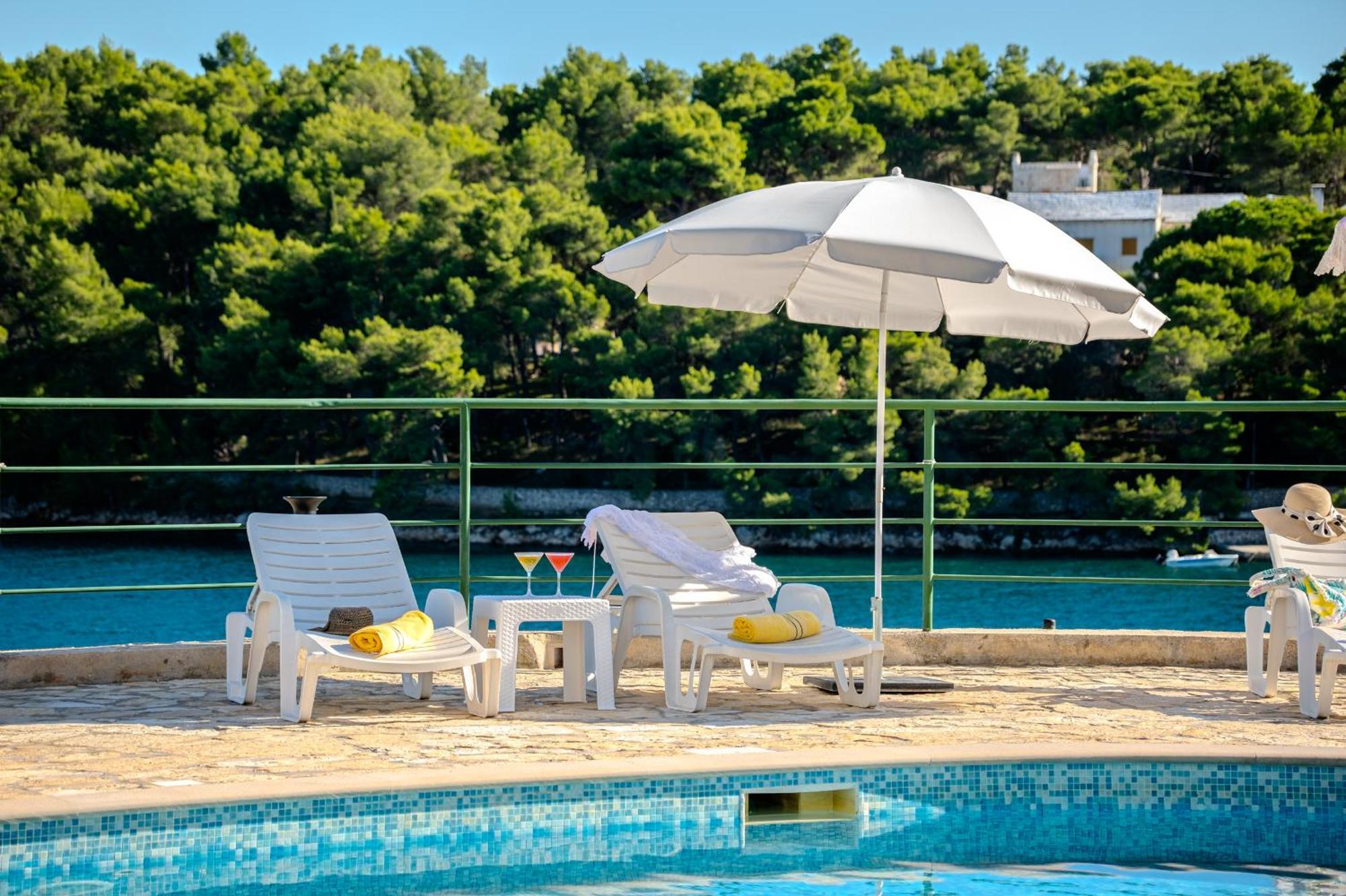Apartment Milna - With Swimming Pool & Amazing Seaviews, Above Bijaka Beach Exterior photo