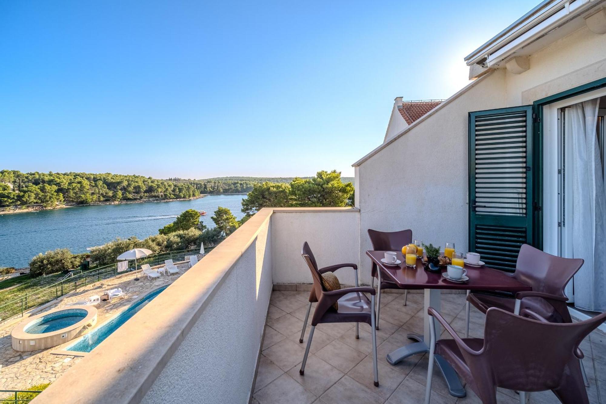 Apartment Milna - With Swimming Pool & Amazing Seaviews, Above Bijaka Beach Exterior photo