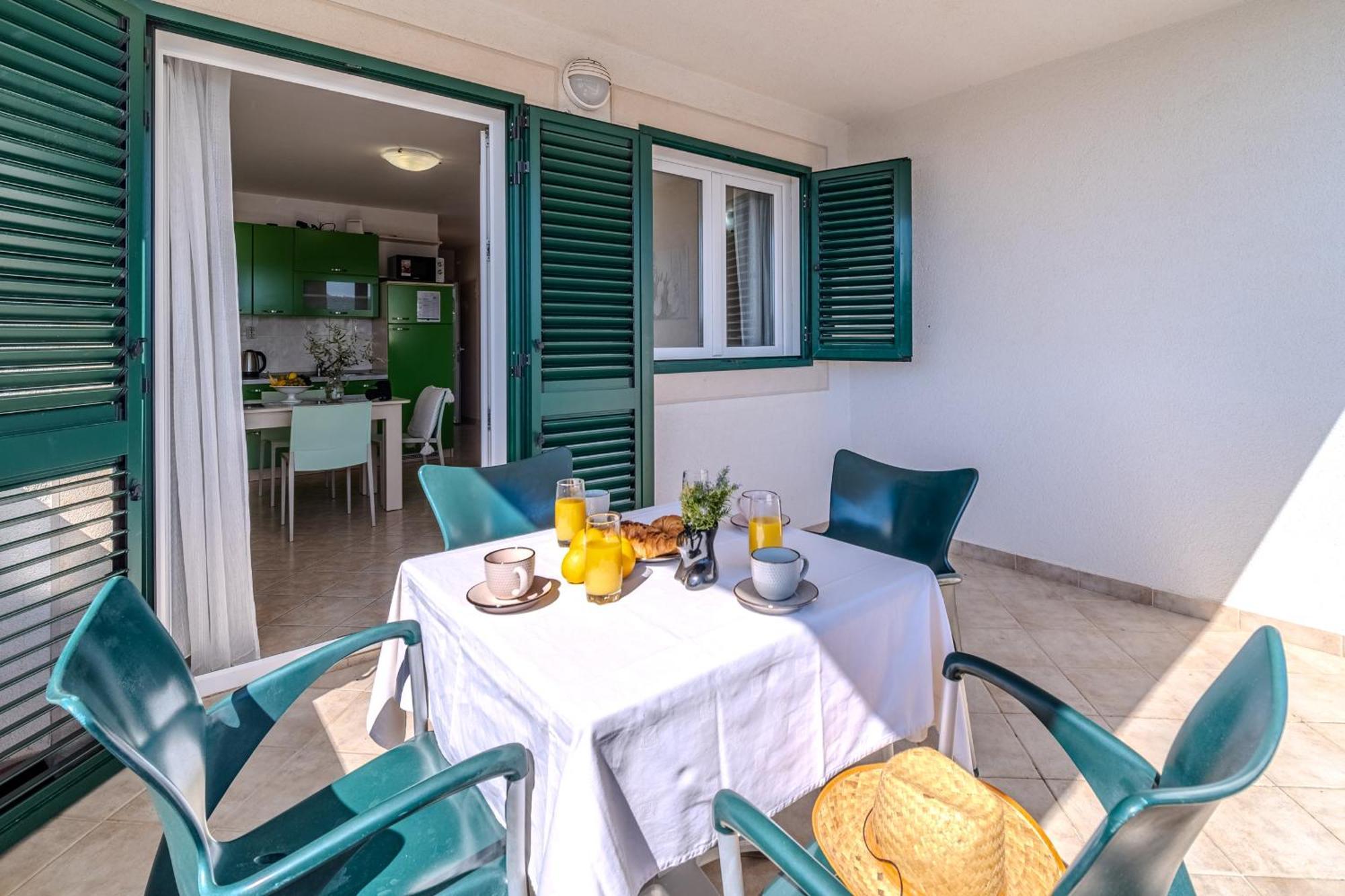 Apartment Milna - With Swimming Pool & Amazing Seaviews, Above Bijaka Beach Exterior photo